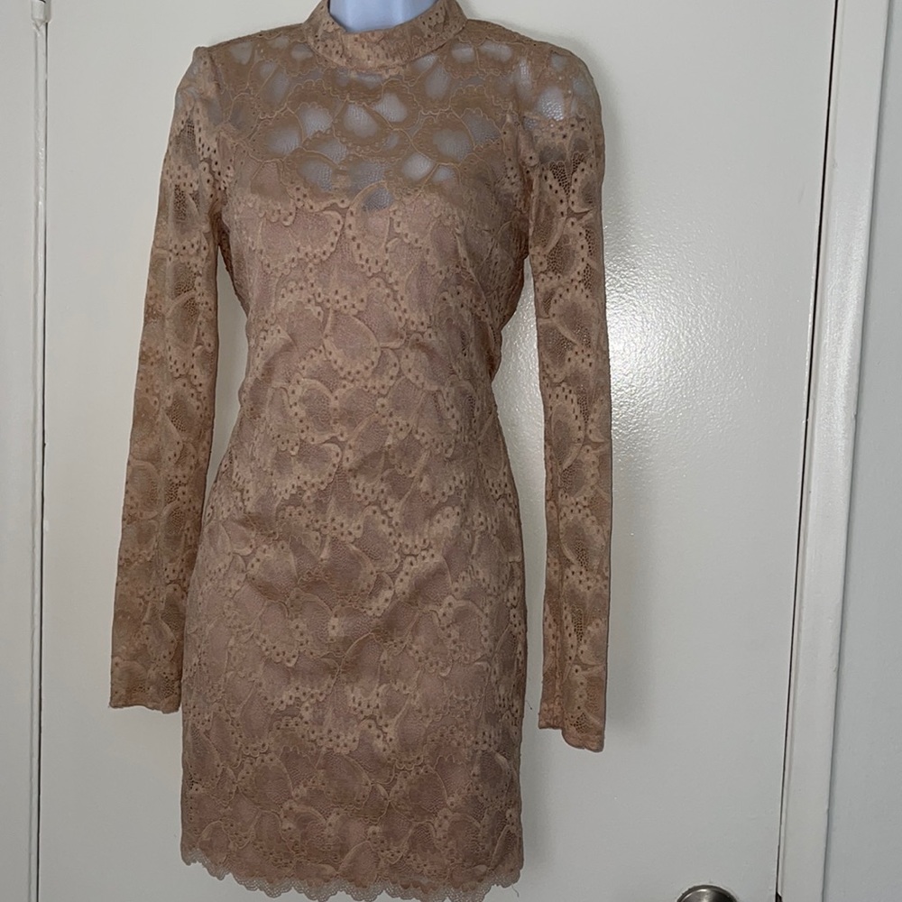 Very pretty stretchy material dress open back